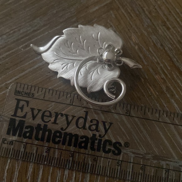 Vintage silver tone brooch and screw- back earrings - Picture 5 of 6